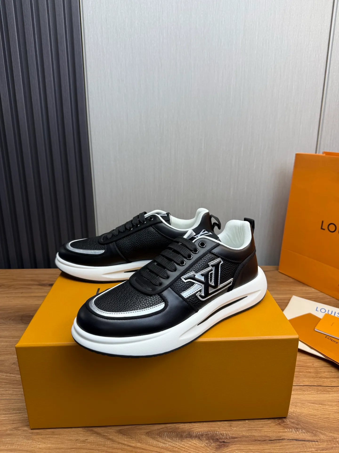 Men's shoes 💰820💰 Lv. Top purchasing agent 🇮🇹 Louis Vuitton, sports shoes counter synchronization, uppers imported from Italy, high-quality splicing and complex handicrafts, imported mesh pads are soft and comfortable, soles: original factory special soles, TPU exclusive movable molded soles super comfortable, original factory single goods, 🔍🔍high quality, you can enter and exit the counter at will, welcome to compare, code number 38-44 (Customized 38.45)